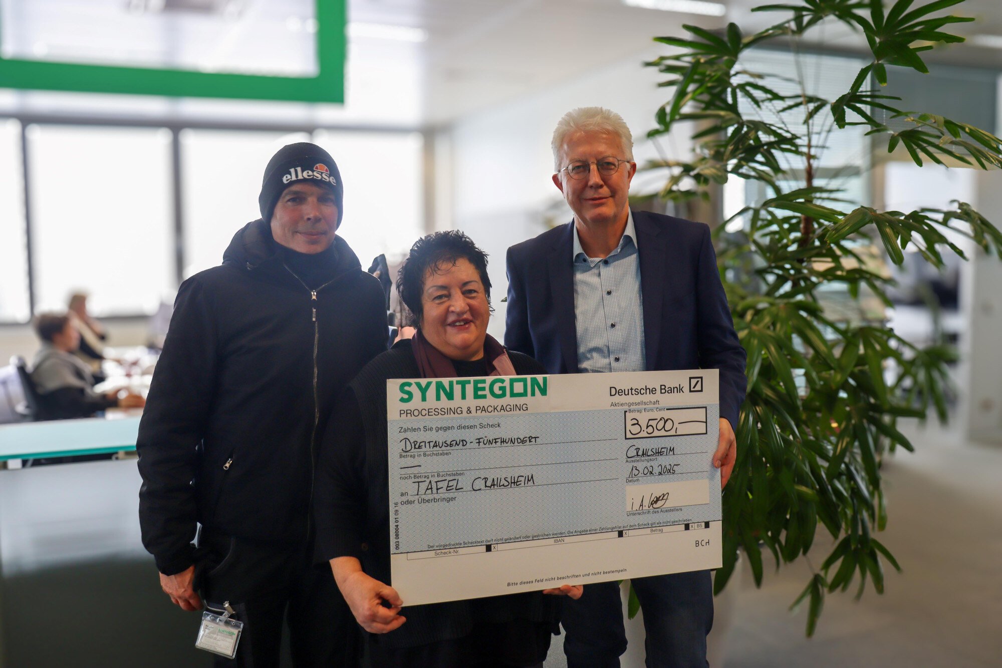 Syntegon-Standortleiter Albrecht Werner (r.) übergibt einen Spendencheck an Karin Coffey (z.v.l.) und Markus Kaufmann (l.) von der Tafel Crailsheim.