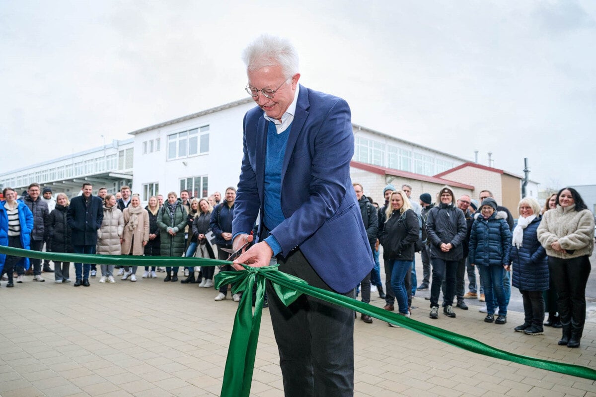Site manager Albrecht Werner opens Syntegon's new office building at Crailsheim.