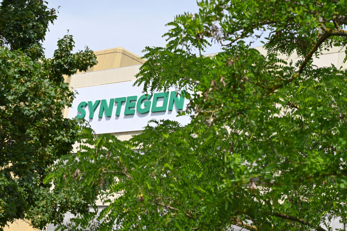 Syntegon building surrounded by green trees, representing its commitment to sustainability.