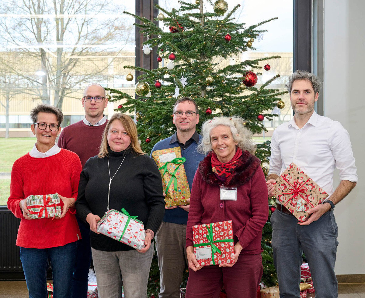 Syntegon-Mitarbeiter übergeben Weihnachtsgeschenke an den Kinderschutzbund Waiblingen/Schorndorf.