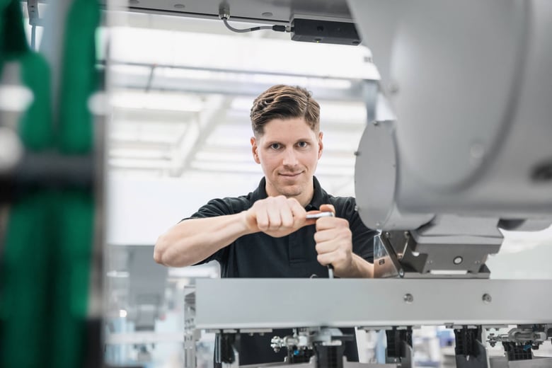 Techniker montiert Industriemaschine.