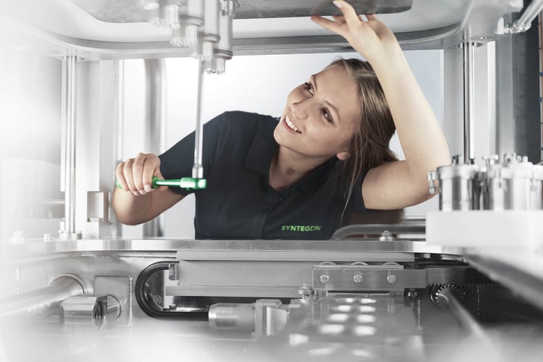 Technikerin arbeitet an Industrieanlage.