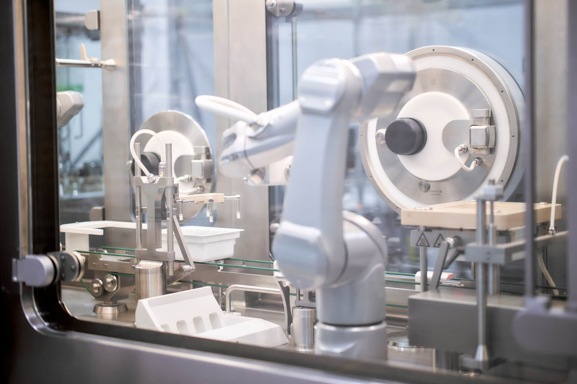 Mit SynTiso, das gemeinsam mit zwei Big-Pharma-Unternehmen entwickelt wurde, bietet Syntegon die Lösung für immer strengere Vorschriften, die darauf abzielen, Kontaminationsrisiken bei injizierbaren Arzneimitteln auszuschließen.