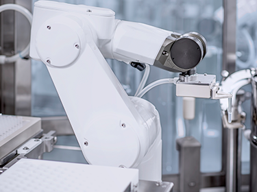 Roboterarm sorgt für präzise Handhabung von Komponenten in der pharmazeutischen Kleinproduktion