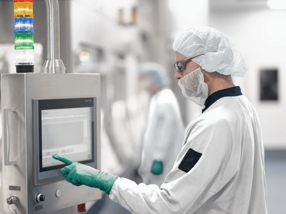 Ein Pharmatechniker bedient moderne RTU-Abfüllanlagen und unterstreicht die erfolgreiche Zusammenarbeit von Syntegon und Stevanato bei der Entwicklung innovativer Lösungen