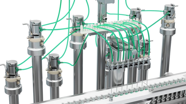 Peristaltikpumpensystem mit mehreren Füllnadeln und Single-Use-Schläuchen integriert in eine pharmazeutische Abfüllmaschine für präzise und sterile Flüssigdosierung.