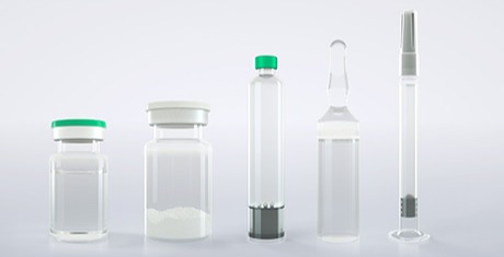 Verschiedene sterile Pharma-Behältnisse wie Vials, Kartuschen, Ampullen und Spritzen geeignet für den Einsatz mit pharmazeutischen Abfüllmaschinen in der aseptischen Produktion.