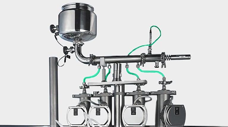 Massendurchfluss-Abfüllsystem mit Präzisionssensoren und Edelstahlverrohrung integriert in eine pharmazeutische Abfüllmaschine für exakte Echtzeit-Flüssigdosierung.