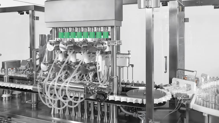 Combi-Füllsystem mit mehreren Düsen und flexibler Schlauchführung integriert in eine pharmazeutische Abfüllmaschine zur Verarbeitung verschiedener Behältnistypen in der aseptischen Produktion.