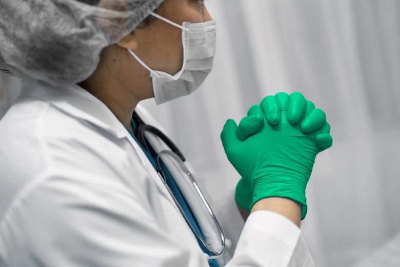 Laborarbeiter in Schutzkleidung mit sterilem Equipment.