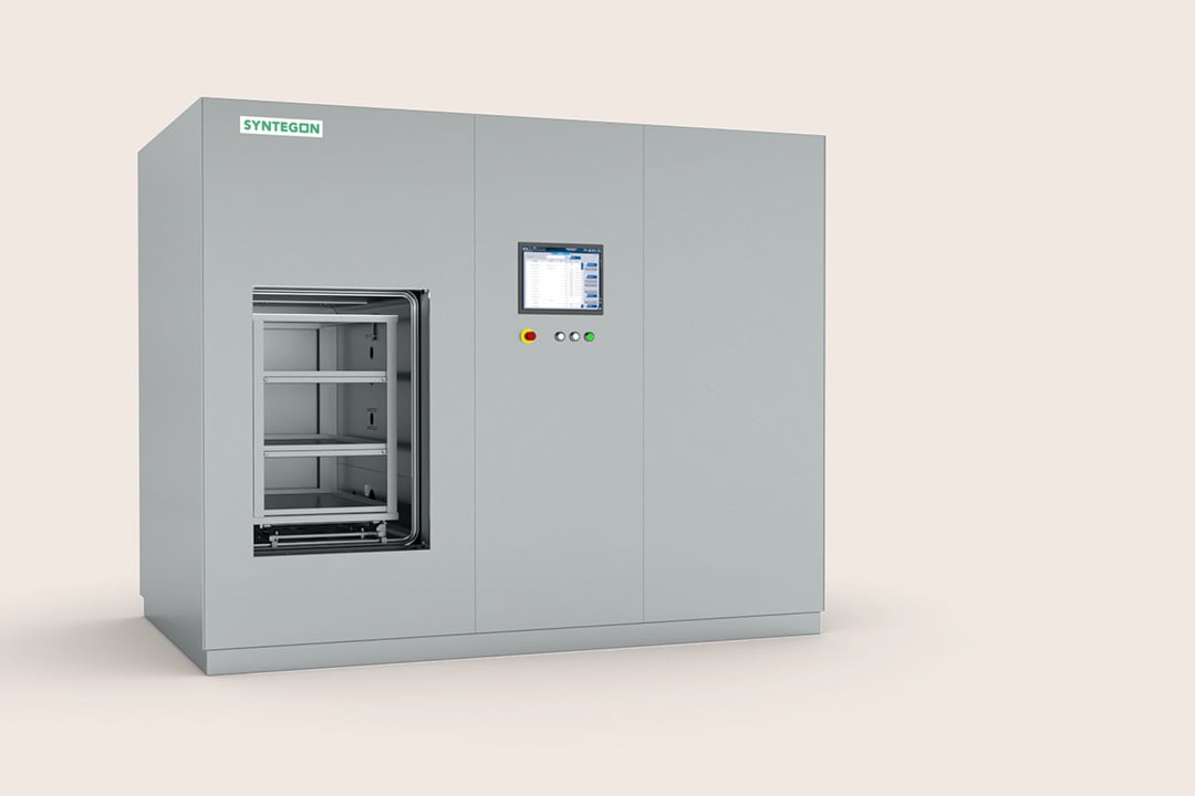 Syntegon Vakutherm vacuum‑steam sterilizer with front‑loading chamber and HMI; ideal for porous loads (instruments, packaged goods); robust chamber and jacket for long life.